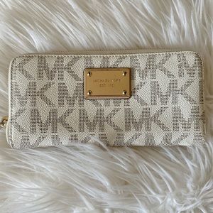 Michael Kors Signature "Jet Set", Zip Around Wallet, Vanilla, 8"